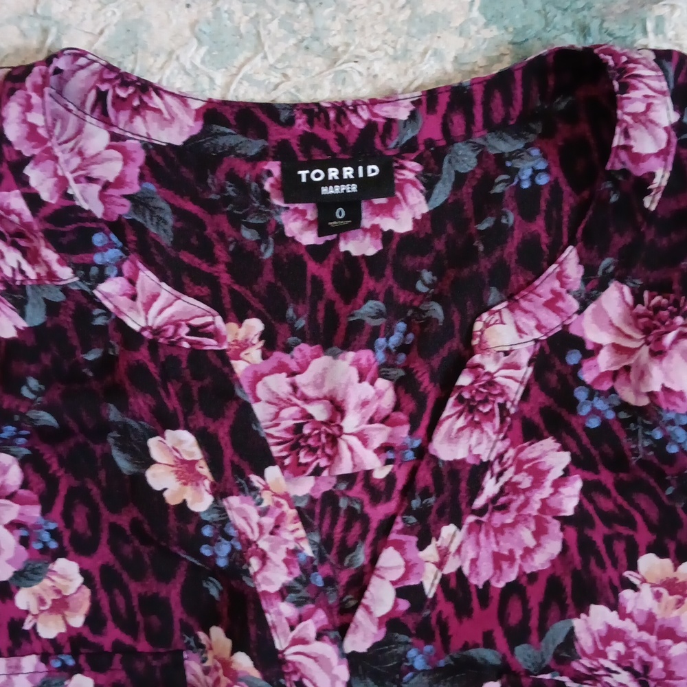Torrid 3 quarter sleeve blouse - Picture 2 of 5